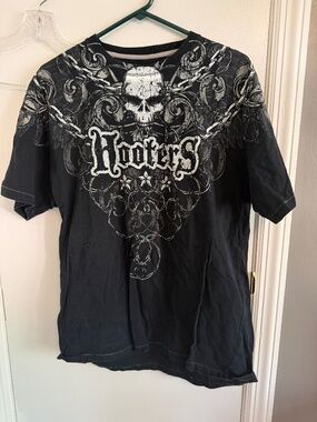 Hooters Y2K Affliction style T-shirt Men's Large in black (215)